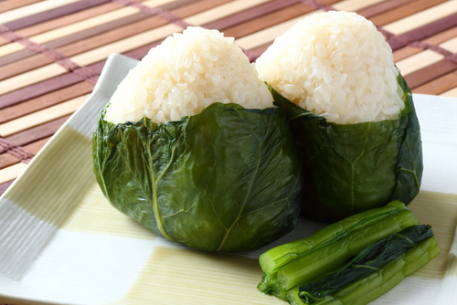 Szef kuchni poleca: Kulki ryżowe w liściu sałaty z bukietem warzyw